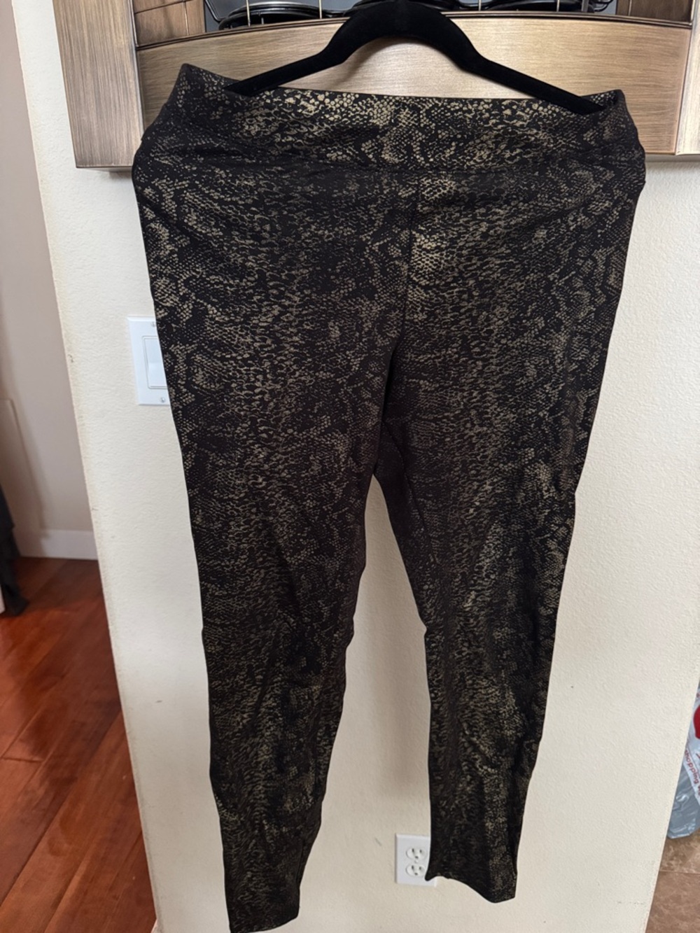 HUE Black with Gold Metallic Speckle Leggings